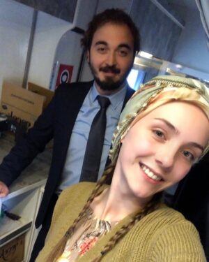 Hande Nur Tekin Instagram - Bizi aynı sıralardan aynı sete getiren zamana ve yüzümdeki mutluluğa bissürü teşekkürüm var.. Sezon finali hatırası olarak da buralarda dursun, canım iş!