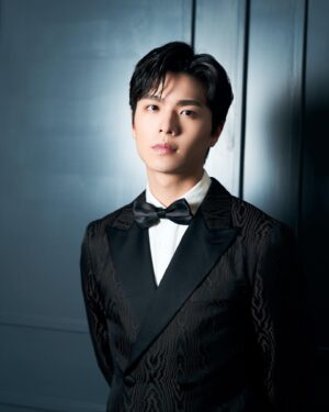 Hank Wang Instagram - 金馬60。
我們（真）新的一天 拿到了最佳攝影🥹🥹
明年電影院見
🤵/ @boss #BeYourOwnBOS
⌚️ / @tagheuer
💎/ @qeelinjewellery #Qeelin
👞/ @boss #BeYourOwnBOS
#金馬60 #金馬獎 
@goldenhorsefilmfestival
-
📷 @chihsuanlin_