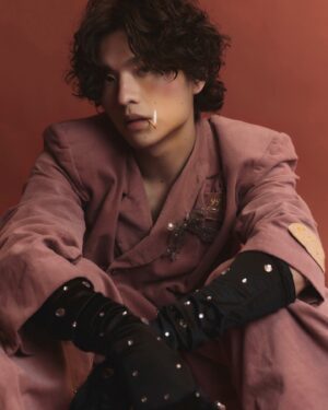Hank Wang Instagram - 應該是最後一組長髮的紀錄照了
剪短後就蠻想留回去的
-

hair / @kimberhuang 
make up / @broccoli9_9 
stylist /  @ll.an98
@614.05
@recoverydesign
@nuo_offi
@charleskeithoffical
photo team / @eddie_liao_ macbeth_wu