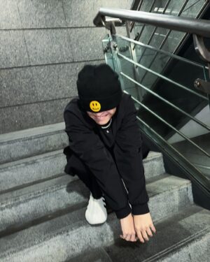 Hank Wang Instagram - 長話短說
@allenko3_official 這次的衣服
好喜歡好喜歡好喜歡。
風衣材質直接受不了。