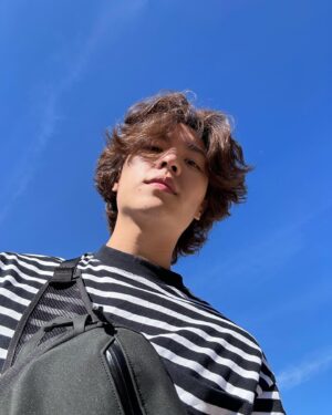 Hank Wang Instagram - 20:50才天黑
晚上6～7點是一天當中最熱
阿爾罕布拉宮沒有玄彬
大致上是這樣。