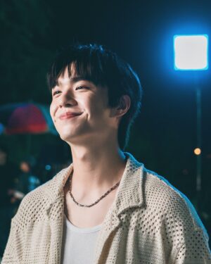 Hank Wang Instagram - 好像是2018年吧，那時候noovy拍攝HOME的MV
那時候公司找了一個新簽進來的女生來當MV女主角，也就是現在你們認識的申力安。
所以這次我ㄧ得知要找我當MV男主時想都沒想就義氣相挺了🥸
🤫而且因為HOME的主角是馬克
這回反而找我，我相信一定是因為妳覺得我比較帥。
-
至於子齊，那是更妙了
還記得在日本巡演時婉若姐跟小明哥有來日本看我們演出，那時候小明哥拿著相機幫我們4個拍了幾張，看到嚇到，覺得好猛，拍好讚。
拍mv時還跟子齊開玩笑說5年前是你爸幫我們拍照，現在則是你幫我們拍MV，會不會你拼一點到我60歲時可以跟你兒子一起工作⋯
-
最後這首歌製作人-尚融
沒有，我沒有太多想說的，先這樣。