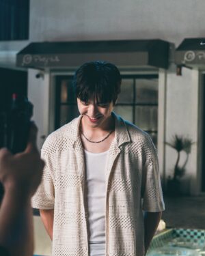 Hank Wang Instagram - 好像是2018年吧，那時候noovy拍攝HOME的MV
那時候公司找了一個新簽進來的女生來當MV女主角，也就是現在你們認識的申力安。
所以這次我ㄧ得知要找我當MV男主時想都沒想就義氣相挺了🥸
🤫而且因為HOME的主角是馬克
這回反而找我，我相信一定是因為妳覺得我比較帥。
-
至於子齊，那是更妙了
還記得在日本巡演時婉若姐跟小明哥有來日本看我們演出，那時候小明哥拿著相機幫我們4個拍了幾張，看到嚇到，覺得好猛，拍好讚。
拍mv時還跟子齊開玩笑說5年前是你爸幫我們拍照，現在則是你幫我們拍MV，會不會你拼一點到我60歲時可以跟你兒子一起工作⋯
-
最後這首歌製作人-尚融
沒有，我沒有太多想說的，先這樣。