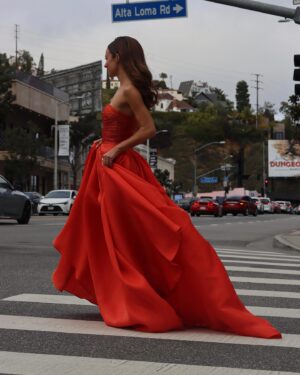 Hanna Oldenburg Instagram - Oscars 💃🏽

Dress: @maisonyeya 
Jewelry: @maisontjoeng 
Hair/makeup: @bernardichkan 
Stylist: @justinebleicher 
Photo: @danielbarreroshoots 
.
.
#oscars #oscars2023 #academyawards #academyawards2023 #triangleofsadness