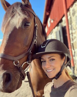 Hanna Oldenburg Instagram - Doha and I celebrating the FEI Jumping European Championship🥇Gold for Team Sweden. 🇸🇪Congratulations to our amazing riders @stall.bengtsson @henrikvoneckermann_ @jensfredricsonofficial @wilmahellstrom  @henrikankarcronaofficial 🥇🥇🥇🥇
.
.
.
 #emhoppning #feijumping #showjumping #europeanchampionship #jumpingeuropeanchampionship #fei #teamswedenjumping #teamsweden #horses #horsegirl #doha