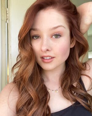 Hannah Bamberg Instagram - Today was a bright, sunshiney, full of exciting things day! I couldn’t decide which one of these selfies to post so I posted them both! Which one do you like best? 1st or 2nd?! 💕