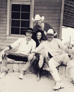 Hannah James Instagram - Two Sinners & A Mule, that’s a wrap 🎬🤍

#feature #dreamteam #newmexico #film