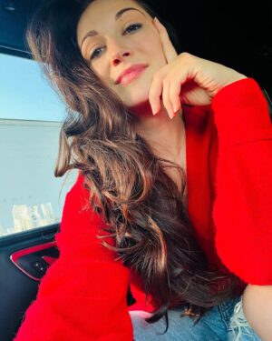 Hannah James Instagram - It is NOT sweater weather here💥‼️

#happyfriday #sweaterweather #red #vibes