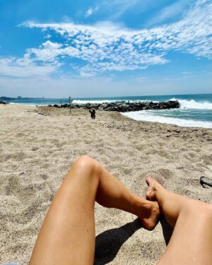 Hannah James Instagram - 📖🍑🌊

#beach #peach #puppy #play