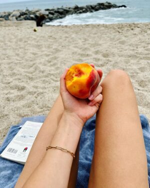 Hannah James Instagram - 📖🍑🌊

#beach #peach #puppy #play