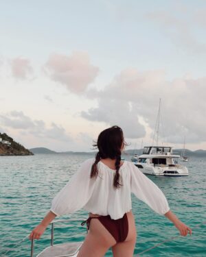 Hannah Leigh Instagram - 🌸🌺 Island Hannah unlocked thanks to @bartandbarchtravel and @navigareyachting ⚓️🛥️