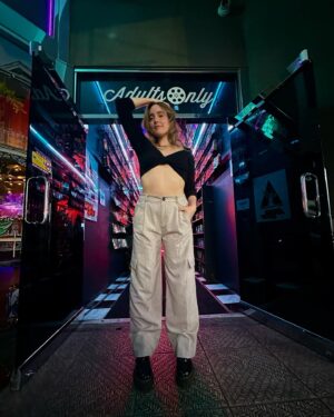 Hannah Leigh Instagram - My dream of playing @breakingsound has come true!!!! So grateful 💋 Thank you for having us @adultsonlybar 🎤