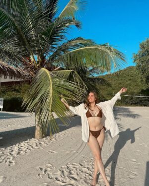 Hannah Leigh Instagram - 🌸🌺 Island Hannah unlocked thanks to @bartandbarchtravel and @navigareyachting ⚓️🛥️
