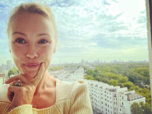 Hannah New Instagram - Good morning London! Back in my birthplace for a very exciting new project which I cannot wait to tell you about when I’m allowed to 🤫 Despite loving living a quiet rural life these days, London still does give me those butterflies in my tummy of possibility, creativity, challenge! #bringiton #imalondoner #creativelondon #lovelondon