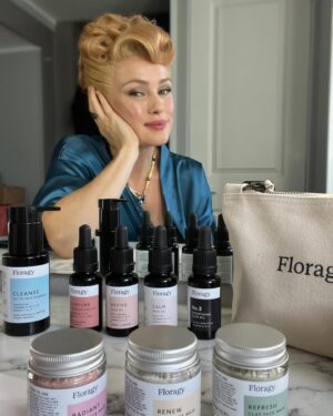 Hannah New Instagram - A few people have asked about my beauty regime and mostly I’m pretty low maintenance….generally don’t get done up to tend to my veggies or the cows! BUT I can get quite sensitive skin after wearing makeup for extended periods, so under Lady Tilley’s amazing make up look is a solid gentle base thanks to @floragy_skincare which kept my skin balanced and calm after lots of long days in makeup. I love love love the fact that there are no nasties in Floragy… natural, sustainable (you can get products refilled!)and made in the UK. My best mate is my natural beauty guru and her recommendations never fail. Thanks Floragy for spreading the natural love! 🥰 @floragy_skincare #naturalskincare #sustainablebeauty #bridgerton #bridgertonseason3