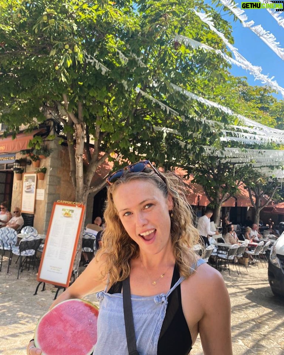 Hannah New - 1.3K Likes - “I carried a watermelon” #guessthemovie 📷 @laurita_bibiloni
