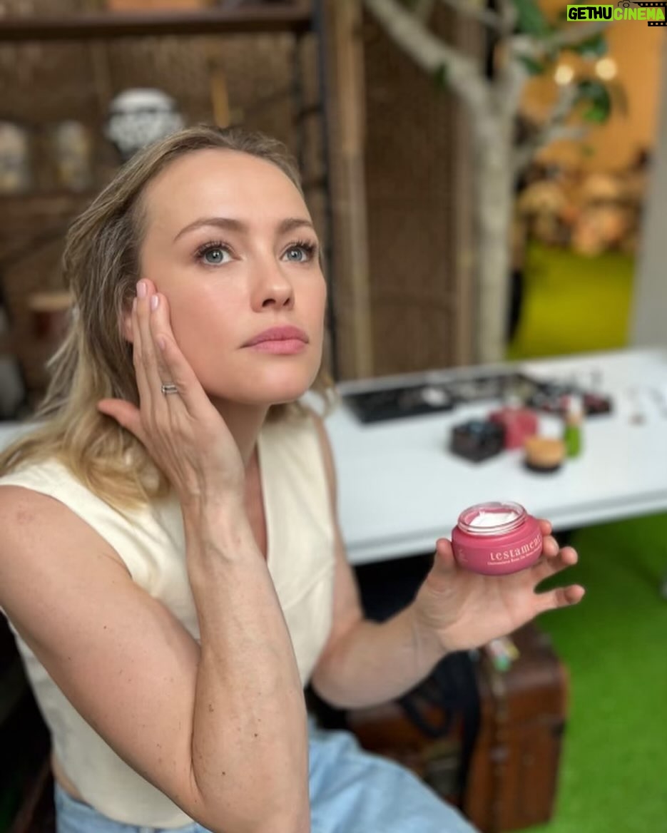 Hannah New - 1.1K Likes - Who’s watching @bridgertonnetflix this weekend!? Check out Bridgerton’s newest star @hannahnewuk behind the scenes of her upcoming shoot with @the.baremag , with skin prepped with Testament Beauty and makeup by @welovecoco , all by the talented @tina_turnbow !🤍
Products used:
Ancient Vine Vitality Serum for glow and moisture 💦
Damascena Rose Moisturizer for a balanced complexion ⚖️
Moroccan Chamomile Sleeping Mask used as a makeup primer!💄
#testamentbeauty #bridgerton #ladytilleyarnold #ladytilly #bridgertonnetflix #bridgertonseason3