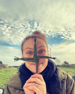 Hannah New Instagram - It’s Imbolc and spring is just around the corner… I can smell it. I’m not religious per se but I do love some of the rituals that make me reflect on the passing of time, the wonder of nature and how we heal ourselves. This is my first attempt at a Saint Brigid cross and it was so meditative making it. Wishing protection from harm, healing and love to all. Apparently Saint Brigid also turned bath water into beer…so she’s my kinda saint! 🤣🛁🍻🇮🇪#imbolc #bellyofthemother #springisintheair #protection #healing #love #community #saintbridget #rituals #soulhealing