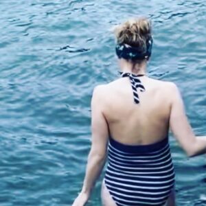 Hannah New Instagram - Cold water mermaid practice…the smile is literally frozen on my face since the icy dip…thank f*ck the first face I made when I got in didn’t stick!!! Thanks to @mccreadievicki @faypreene for the inspiration! 🤣🧜‍♀️ #mermaidintraining #brassmonkey #coldwaterswimming #mentalhealthmatters #wimhof #waterwarriors #happyplace #oceangratitude