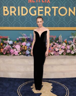 Hannah New Instagram - About last night… Bridgerton World Premiere NYC… what a wonderful celebration of all the geniuses both in front of and behind the camera that make this world come to life! Can’t wait for all of you to see it and meet Lady Tilley.

Swipe for a sneak peek at Madam X… one of the inspirations for Tilley’s look in the show from the wildly brilliant and talented John Glazer! My amazing stylist @bailey.moon found this @roland_mouret dress that made me feel every bit the modern Madam X. And what a glam team!!! They found my Madam X energy made it shine… thank you @kirinstagram for the glowy gorgeous make up and @davidvoncannon for the slick, I mean business up do! Thank you thank you thank so much!!! ❤️💫🙏