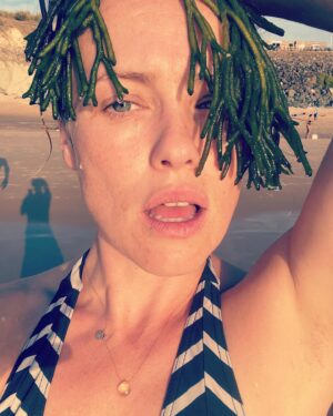 Hannah New Instagram - When you see people taking selfies on the beach and you think now’s the time to up your Instagram game @ruthmcnabartist #nailedit #bluesteel #makedowithwhatyougot #seaweedselfie #seaweedstyling