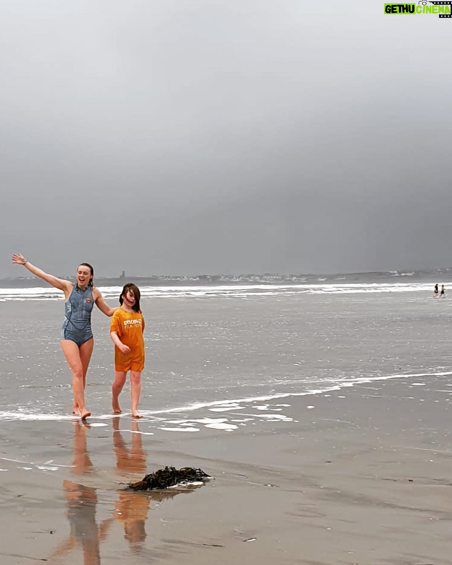 Hannah New - 1K Likes - Merry Christmas, you salty sea dogs! Sending so much love to you all! My super brave nephew and I managed to swim in the wild Atlantic Ocean so we definitely earnt our Christmas dinner…thinking of everyone who are working hard to bring a bit of Christmas cheer to those who are having it tough through this cost-of-living crisis… please think about donating to great organisations such as @the_blankfaces (who made my beanie) @sheltercharity @focusirelandcharity 😘❤️🍾🥂🎄#christmasclense #brassmonkeys #wildatlanticway #hottoddysavedme