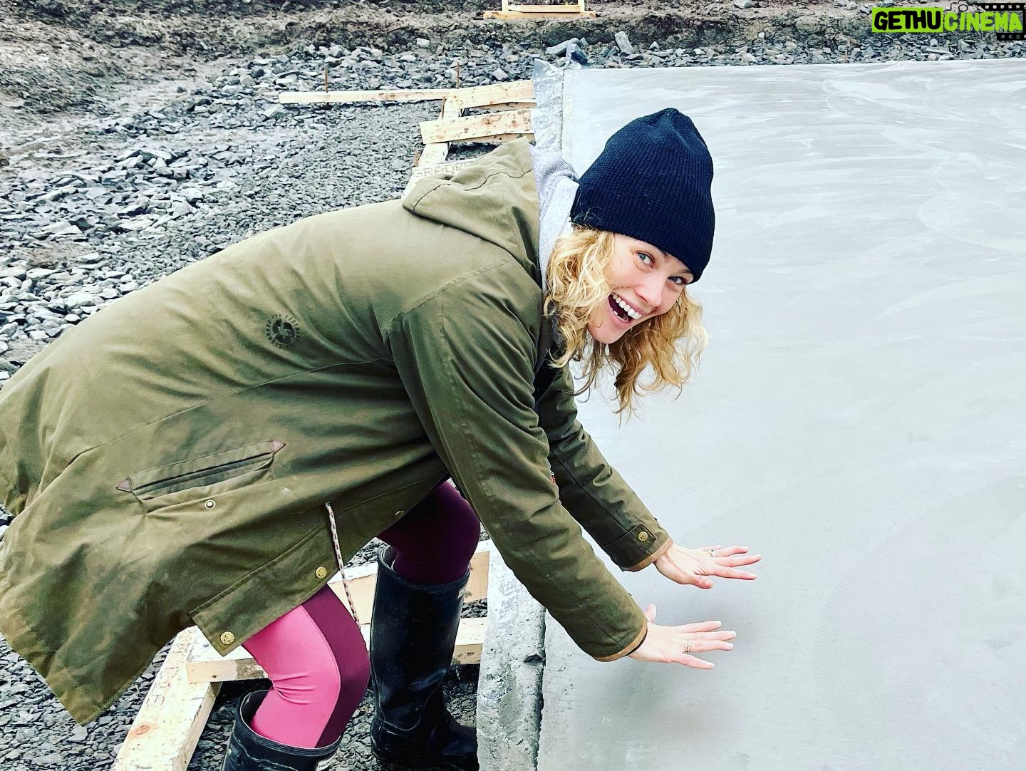 Hannah New - 1.3K Likes - Can’t tell you how excited I am about my concrete slab… but would you really care? 🤔🤣#farmlife #concretefever #walkoffamepractice #hollywoodboulevard #bloodyniceslab