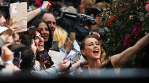 Hannah New Instagram - This is what it is all about 😍… the Bridgerton fandom is the best! ❤️💫🙏 #bridgerton #bridgertonseason3 #bridgertonpremiere #ladytilleyarnold #bridgertonfans 

📸 @premieresdotco