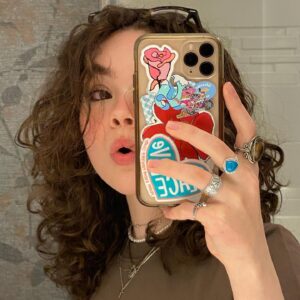 Hannah Riley Instagram - hair growth update ft my weird red eye. hope this made u yawn.