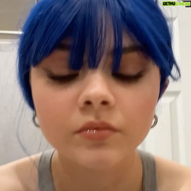 Hannah Riley - 3.7K Likes - might snatch my sisters wig what y’all think
-
(alternative caption: wasn’t bullied enough in high school)