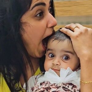 Haritha G Nair Instagram - ഇങ്ങനെ ചിന്തിക്കാത്തവർ എന്നെ കല്ലെറിയട്ടെ...
Tasteyyy😬😬😬😜😆
Chechi You Are Right @pearlemaany
.
.
.
#neice #neicelove #baby #babylove #auntylove #aunty #happy #happiness #family #familymeet #familygettogether #happybaby #missu #babygirl #babyaunt #love #babyloveneice #happiness #funbaby #babyfun