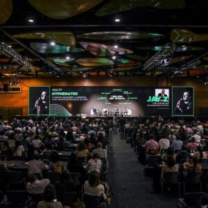 Harold Jiménez Instagram - Hoy hablando y compartiendo ideas de la Industria del Entretenimiento en la #cumbreeconomíanaranja con @robertoandradedirak  @felipepelaez @ricardopelaezr