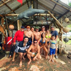 Harold Jiménez Instagram - FELICIDAD! la palabra de este fin de semana en Nuqui, ballenas, buceo y nuevos amigos!!! 🐋🤿🌴 GRACIAS DIOS!!