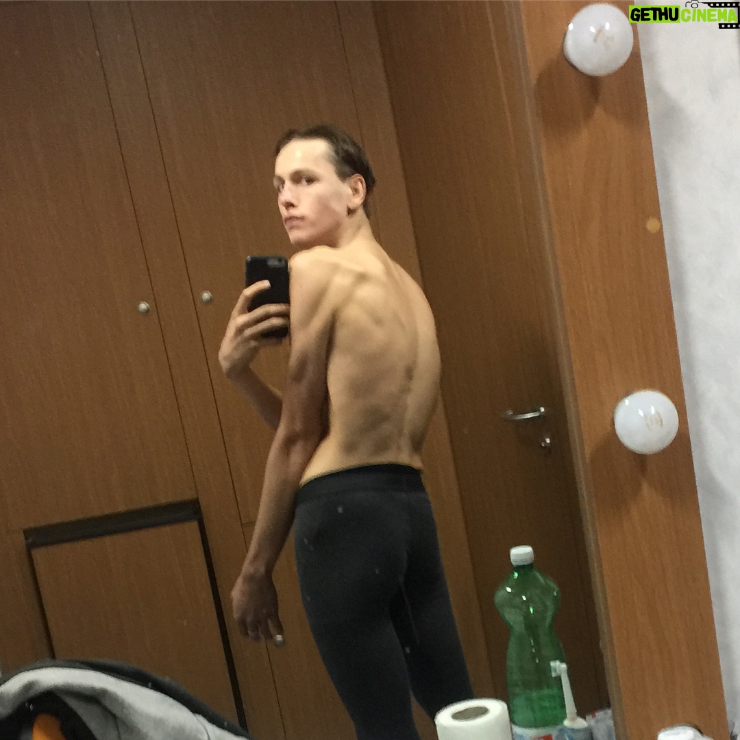 Harris Dickinson - 32.9K Likes - 1st photo was May 2017 towards end of darkest minds, second was June, July the same year. lost around 30pounds to play JPG iii in trust. don’t recommend. Love from twiggy dickinson