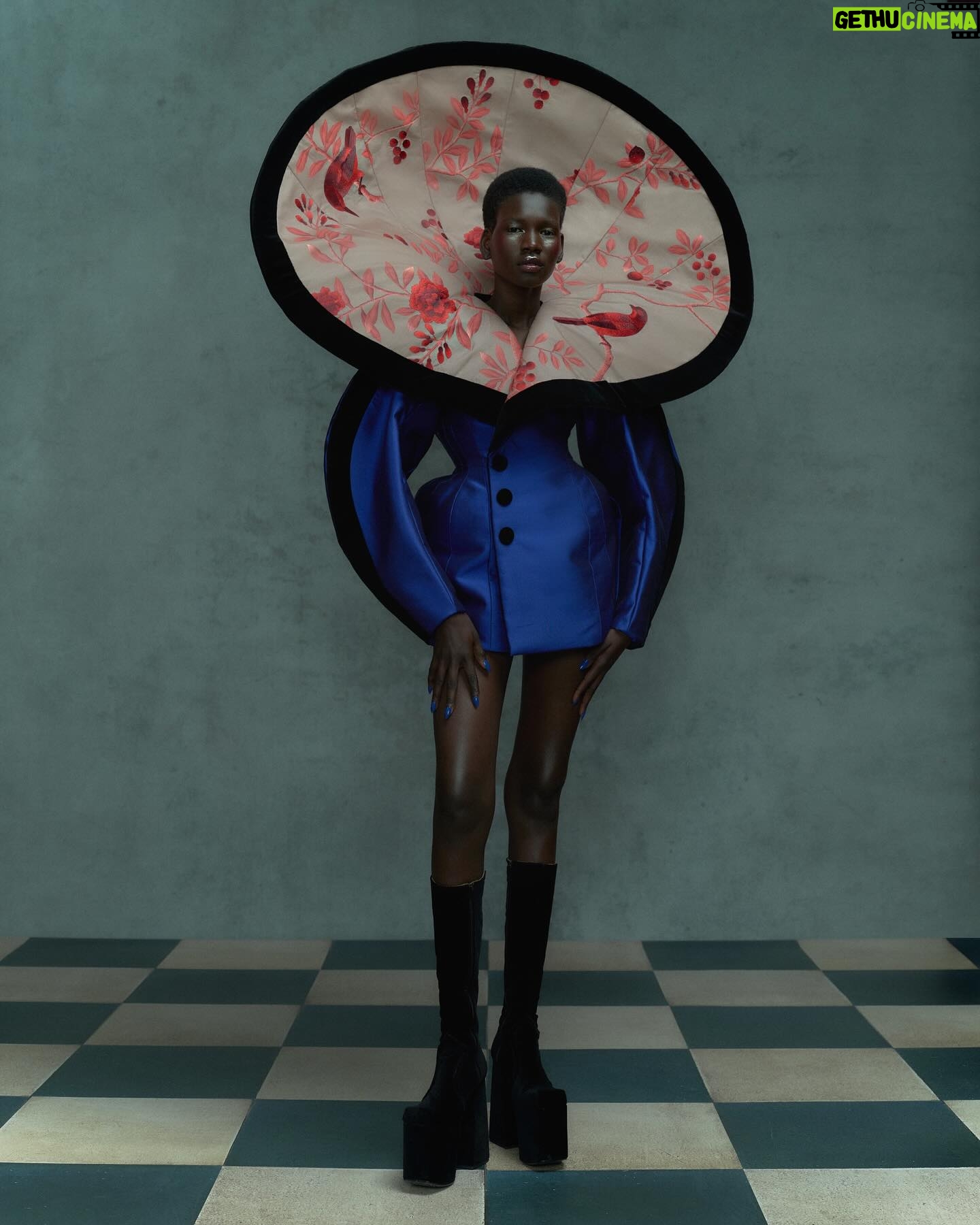 Harris Reed - 78.6K Likes - I have never been so proud of a Harris Reed show, 6 months of work, hundreds and hundreds of hours of hand painted and hand embroidered deadstock wallpaper soaked, sponged and reworked into Fluid Demi Couture, for my 7th season, entitled Shadow Dance.
There are no words to express my deepest gratitude to my Harris Reed team for the sleepless nights and toiles and toiles that we had to make to make these dramatic silhouettes come together!
A massive thank you to @fromentaldesign and @timpbutcher for allowing me to access their archive and find these treasures to bring them back to life with your incredible help!
Shadow Dance
@Harris_reed February 2024
Make-Up Look designed by @sofiatilbury using @charlottetilbury
Hair @alipirzadeh @streetersagency in collaboration with @dysonhair @dysonhairpro
Nails @manicuredbysimone with Sweet Squared @lovecnd @swwtsquared.nails
Styling @harry_lambert @bryantartists
Casting @nachumshonn
Movement Direction @simon.donnellon @sweetsquared.nails
String Quartet Ian Burdge, Warren Zielenski, Zahra Benyounes, Bruce White
Production @family.ltd
Archive fabrics from @fromentaldesign
Footwear Harris Reed X @rokeratelier
Millinery in collaboration with @viviennelake_
Press @dhpr_london
Imagery @marc_hibbert @artworld.agency
With thanks
to @royalsalute @lexusuk