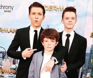 Harry Holland Instagram - Everyone looking at different cameras 😂 What an amazing night! Congrats @tomholland2013 so proud of you bro x
