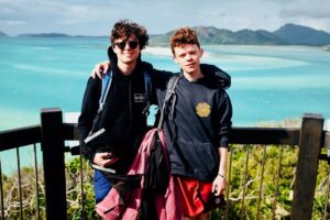 Harry Holland Instagram - He’s on his tip toes I promise 😂 @samholland1999