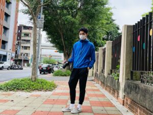 Harry Lu Instagram - 下雨天真的很不喜歡穿平常那種寬鬆的褲子出門 腳跟那邊濕掉真的會讓我很崩潰
雖然平時沒有很喜歡穿縮口褲但它還是有值得稱讚的地方 材質好的同時又格外加分😍
果不其然回家路上就下雨了 立馬把相機放在外套裡面 果然滴水不沾
回家路上買了兩張威力彩 從不會讓我失望 電腦選號一個字都沒中 😂
#touchaero
@touch_aero ❤️