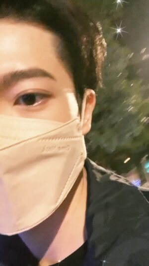 Harry Lu Instagram - 🔈🔈🔈🔈🔈
昨晚工作完回家路上突然發現沒有吃到平安夜的晚餐. 草率買了個御飯糰隨便吃吃, 要刷載具時發現已經快過12點了... 就祝大家聖誕快樂啦❤️ 明年一定會更好的🤙🏻
Giáng sinh vui vẻ các bạn ơi!! 2 năm nay thật sự rất khó khăn! Nhưng mọi chuyện sẽ ổn thôi. Cố lên nào💪🏻