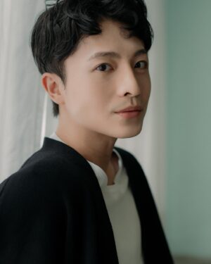 Harry Lu Instagram - 小時候很不喜歡自然捲 常常被取綽號 被笑 
高中的時候每天都要用離子夾把頭髮夾直一點才敢出門上課 但ㄧ流汗或淋到雨 整個又更捲了 🙈
你們也有因為自然捲而被取過綽號嗎?