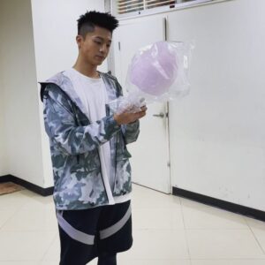 Harry Lu Instagram - 昨天活動的氣氛真的很嗨, 母親節前夕看到了新朋友, 舊朋友, 甚至我的家人們也都來了. 真沒想到這兩波活動就這樣順順利利的結束了 下一次見到大家的時候可能是暑假期間了吧! 每次都很期待見到大家卻又害怕自己表現的不夠好, 讓大家失望. 算了就這樣吧, 我們都會一直努力著走到生命的結尾不是嗎😛 
感謝 @touch_aero 讓我們有機會遇見彼此
感謝 @kiarasfx 把我們弄的容光煥發的出席活動 
感謝 Coloriste Hairstyling Jeffery 哥每次都把我的頭髮弄的很好看😄
謝謝 小胖不減肥 @chubbychoicetw 應援的飲料跟食物
棉花糖跟餅乾有夠浮誇的😝
----
這次有看到從 來勾引我男友吧就開始追蹤我的朋友剛開始覺得很熟悉但沒有認出來 回去看到標記才知道, 心中還是有點懊悔 (很奇怪的強迫症😹)
也收到了禮物 一時間真的想不到什麼方法可以報答這份心意 只能期待以後會有更多作品嘍😁 謝謝妳
Btw, 有東西吃的時候似乎整個房間內發生的事都不甘我的事😝
好啦我們下次見吧