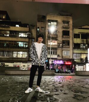 Harry Lu Instagram - Happy New year peoples!! 
Wish you all a amazing new year!! 
各位新年快樂 ❤️
今年很榮幸當上了 @touch_aero 的代言人, 希望在新的一年可以跟他們碰撞出新的火花 !! 初一穿著撼凍衣走在下著雨的東區, 享受淋著小雨卻不被淋濕 , 吹著冷風卻也很暖的小確幸.
希望今天疫情可以快快結束大家一起平安賺大錢吧💪🏻💪🏻💪🏻
Chúc mừng năm mới nha các bạn, hy vọng nhanh hết dịch để mình còn gập nhau ❤️
