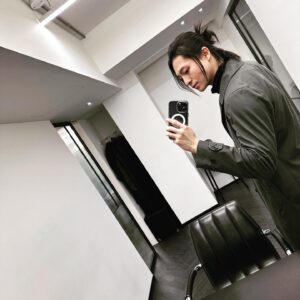 Harry Lu Instagram - 偶然聽說一個理論, 叫「奇怪的樹」
如果有一天, 我見到了一顆長得很奇怪的樹, 但我已經不會想要跟妳分享這件事情了. 那我已經沒有以前那麼喜歡妳了. 
分享欲是很奇妙的東西, 總是想跟在乎的人分享一切事物. 但經過時間的流逝, 價值觀的差距越發顯著. 害怕自己生活中的小確幸對方完全沒有興趣, 害怕看到對方裝出來的迎合. 
取而代之的是更多沈默與聆聽.
願天下有情人永保初心, 新年快樂.
Happy Lunar New Year.
Chúc mọi người năm mới vui vẻ, bình an.