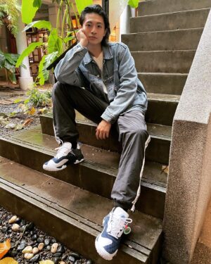 Harry Lu Instagram - Its pouring out there but I got something dope down here.
下雨天的大稻埕, 很適合好好發個呆
Àh, qua Trung Thu Harry sẽ về Việt Năm, nhớ quá chịu hết nổi rồi. 
@clot 
@jumpman23 
#CLOTxJORDAN
#CLOTxAirJordanDelta2