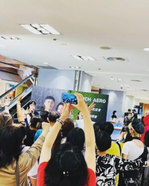 Harry Lu Instagram - 昨天活動的氣氛真的很嗨, 母親節前夕看到了新朋友, 舊朋友, 甚至我的家人們也都來了. 真沒想到這兩波活動就這樣順順利利的結束了 下一次見到大家的時候可能是暑假期間了吧! 每次都很期待見到大家卻又害怕自己表現的不夠好, 讓大家失望. 算了就這樣吧, 我們都會一直努力著走到生命的結尾不是嗎😛 
感謝 @touch_aero 讓我們有機會遇見彼此
感謝 @kiarasfx 把我們弄的容光煥發的出席活動 
感謝 Coloriste Hairstyling Jeffery 哥每次都把我的頭髮弄的很好看😄
謝謝 小胖不減肥 @chubbychoicetw 應援的飲料跟食物
棉花糖跟餅乾有夠浮誇的😝
----
這次有看到從 來勾引我男友吧就開始追蹤我的朋友剛開始覺得很熟悉但沒有認出來 回去看到標記才知道, 心中還是有點懊悔 (很奇怪的強迫症😹)
也收到了禮物 一時間真的想不到什麼方法可以報答這份心意 只能期待以後會有更多作品嘍😁 謝謝妳
Btw, 有東西吃的時候似乎整個房間內發生的事都不甘我的事😝
好啦我們下次見吧