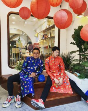 Harry Lu Instagram - 90% người inbox mình, nói anh Harry nhớ bún bò nhất phải không :)) sợ mấy bạn ghê haha!
Sure Harry nhớ bún bò thật sự!! 
Nhớ orange hoa hoa với di di của Harry 😭 nhớ feeling uống rượu ở lề đường Saigon, nhớ mùa Tết không lạnh chút nào ở Saigon với những ngày romantic với mami. Nhớ phồng tập Saigon Sports Club, nhớ phở bắc, nhớ Đà Lạt, nhớ cơm dua cải chua. 
Chán đời quá 
#thingsImissthemostinVietnam