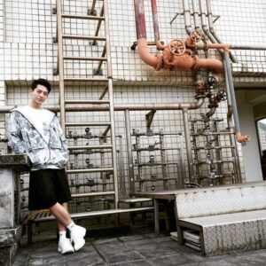 Harry Lu Instagram - 最近下午都會瘋狂下雨, 雖然降二級了但還是不想出門(畢竟我也還沒打疫苗😛）, 只能趁大中午的時候上屋頂稍微運動一下. 
太陽很不友善所以防護措施要做足, 懶得擦防曬的我只好在大熱天穿外套運動 😂😂😂
他們家的薄外套真的是穿起來很涼, 又剛好是我喜歡的花色, 重點是 UPF50  防曬外套. 真心推推!! 
(UPF50  差不多是頂級素質了 懶人如我絕對用爆）
跳繩的聲音真的療癒 很怕跳到睡著🥰
Everything's just fine, nothing special here. Miss the time that we all workout together. 
My jumping rope skill is getting worse lol.
Hy vọng Vietnam mau hết dịch, Harry ở Đài rất lo và rất nhớ mọi người 😔

Thanks to @touch_aero for these amazing sports wear ❤️

#防曬外套UPF50  
#TOUCHAERO
www.touchaero.waca.tw