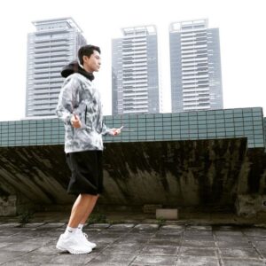 Harry Lu Instagram - 最近下午都會瘋狂下雨, 雖然降二級了但還是不想出門(畢竟我也還沒打疫苗😛）, 只能趁大中午的時候上屋頂稍微運動一下. 
太陽很不友善所以防護措施要做足, 懶得擦防曬的我只好在大熱天穿外套運動 😂😂😂
他們家的薄外套真的是穿起來很涼, 又剛好是我喜歡的花色, 重點是 UPF50  防曬外套. 真心推推!! 
(UPF50  差不多是頂級素質了 懶人如我絕對用爆）
跳繩的聲音真的療癒 很怕跳到睡著🥰
Everything's just fine, nothing special here. Miss the time that we all workout together. 
My jumping rope skill is getting worse lol.
Hy vọng Vietnam mau hết dịch, Harry ở Đài rất lo và rất nhớ mọi người 😔

Thanks to @touch_aero for these amazing sports wear ❤️

#防曬外套UPF50  
#TOUCHAERO
www.touchaero.waca.tw