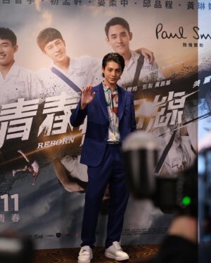 Harry Lu Instagram - 也就這樣過了一年半, 當初在彰化拍的電影在今天也要上映了. 

只能說這是一段非常奇妙的旅程, 當然過了這一年半也成長了不少, 真的很感謝一路陪伴我的你們❤️ 這部電影的題材我還是很喜歡的, 不過含括的內容真的太多了如果拍成劇不知道會不會更完整呢. 算了這行業本來就是充滿了未知數, 就像每一場戲拍完都會有那種「我應該可以做的更好的吧」的遺憾感. 

有去看電影的人如果有什麼困惑的地方可以多多留言跟我討論喔! 對了我手機裡面真的超多拍攝時期的照片, 到時候慢慢放出來給大家看😋

今天首映, 各位青春換日線的相關工作人員大家辛苦了! 不管幕前幕後的你們真的都辛苦了. 愛你們

大感謝 @jeronlin 📷 

Hôm nay phim đầu tay của Harry bên Đài Loan chính thức lên rạp, thật sự hơi sợ cũng rất hồi hộp. Sợ khán giả không thích mình và hồi hộp sắp được về Vietnam 😛
Mọi người giữ sức khỏe, 

Rất nhớ,