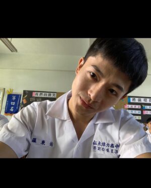 Harry Lu Instagram - 也就這樣過了一年半, 當初在彰化拍的電影在今天也要上映了. 

只能說這是一段非常奇妙的旅程, 當然過了這一年半也成長了不少, 真的很感謝一路陪伴我的你們❤️ 這部電影的題材我還是很喜歡的, 不過含括的內容真的太多了如果拍成劇不知道會不會更完整呢. 算了這行業本來就是充滿了未知數, 就像每一場戲拍完都會有那種「我應該可以做的更好的吧」的遺憾感. 

有去看電影的人如果有什麼困惑的地方可以多多留言跟我討論喔! 對了我手機裡面真的超多拍攝時期的照片, 到時候慢慢放出來給大家看😋

今天首映, 各位青春換日線的相關工作人員大家辛苦了! 不管幕前幕後的你們真的都辛苦了. 愛你們

大感謝 @jeronlin 📷 

Hôm nay phim đầu tay của Harry bên Đài Loan chính thức lên rạp, thật sự hơi sợ cũng rất hồi hộp. Sợ khán giả không thích mình và hồi hộp sắp được về Vietnam 😛
Mọi người giữ sức khỏe, 

Rất nhớ,